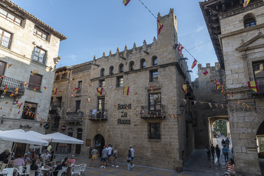 Teruel - Valderrobres 14 - plaza de España.jpg